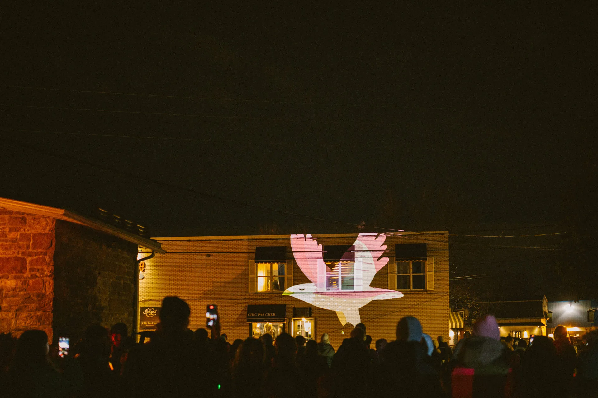 VJ Suave Suaveciclo conducting mobile projection mapping