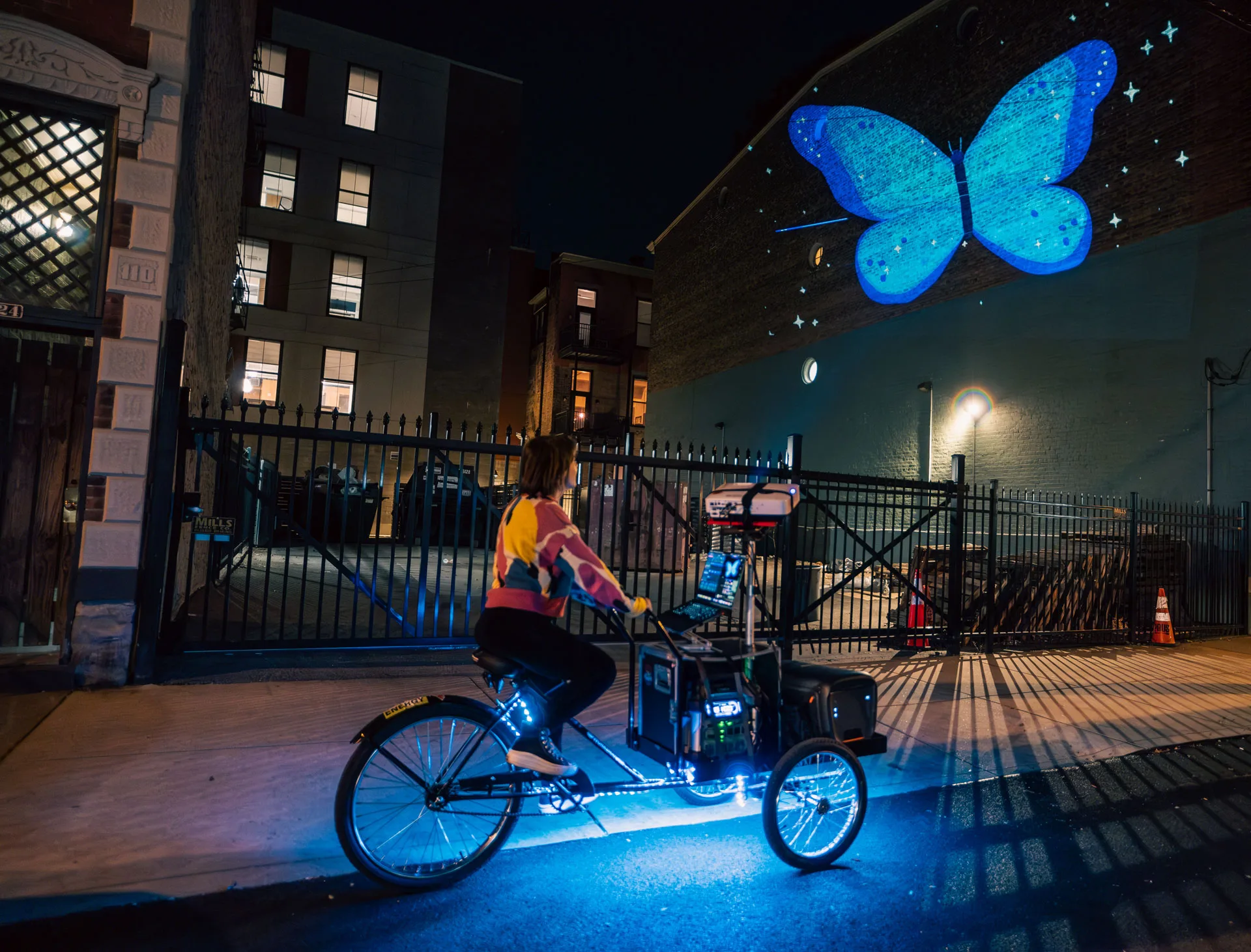 VJ Suave Suaveciclo conducting mobile projection mapping on a city wall