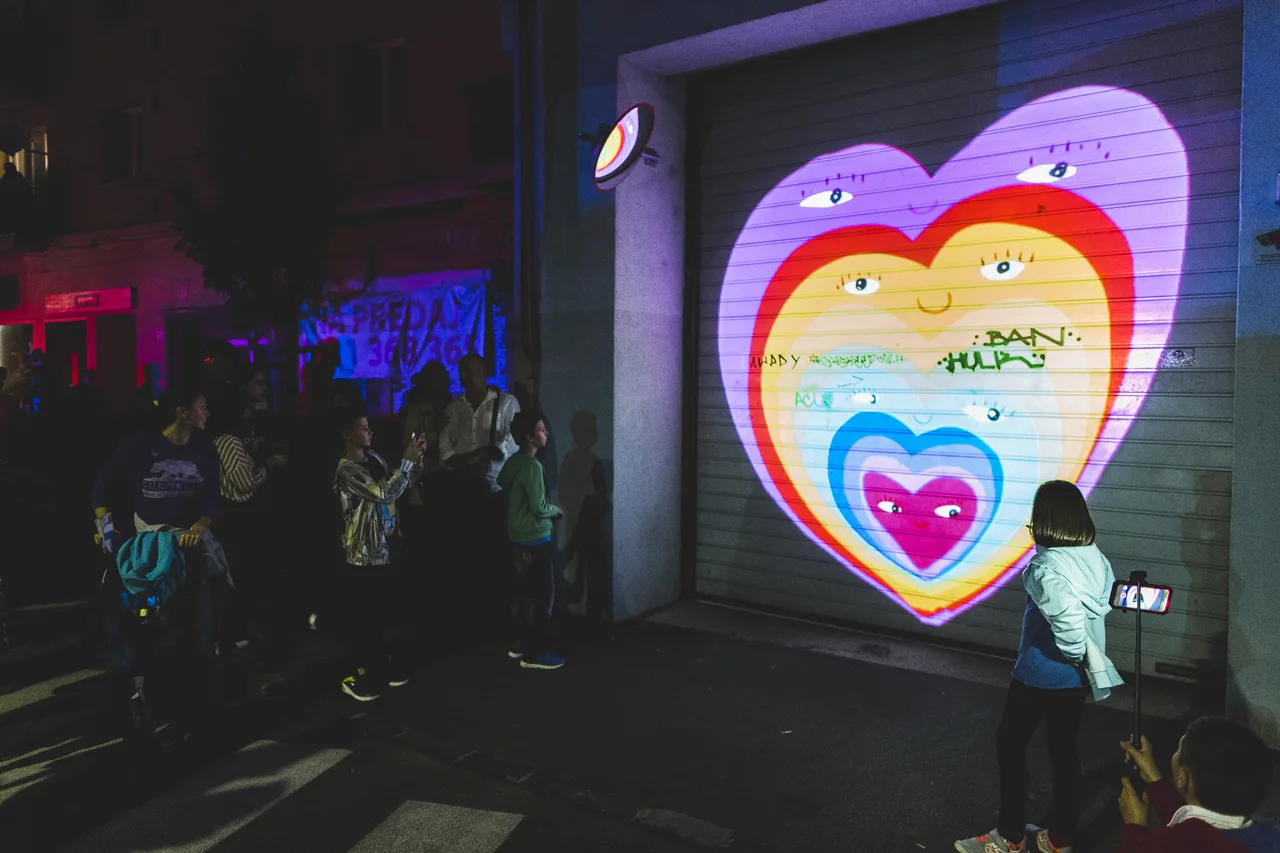 VJ Suave Suaveciclo conducting mobile projection mapping on a city wall